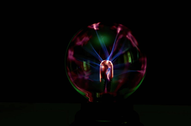 Plazma labda Statikus elektromosság fény fekete háttérrel. világítás a plazma golyón - Fotó, kép