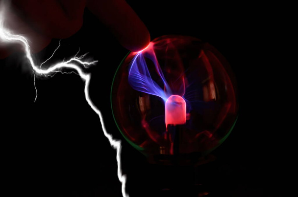 Plasma bal Statische elektriciteit licht op zwarte achtergrond. verlichting op plasmabal - Foto, afbeelding