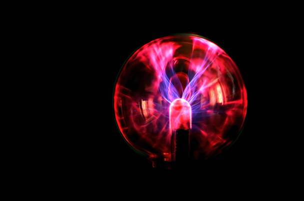 Bola de plasma Luz de eletricidade estática sobre fundo preto. iluminação na bola de plasma
 - Foto, Imagem