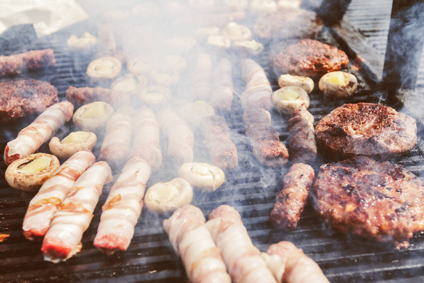 Assortiment de viande grillée et champignon blanc rempli sur barbecue. Fête barbecue - Photo, image