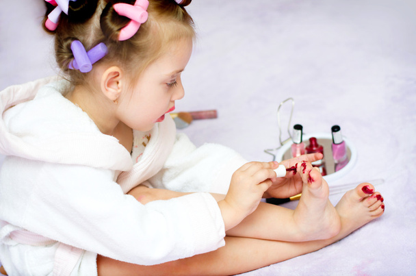 kid painting nails - Фото, изображение