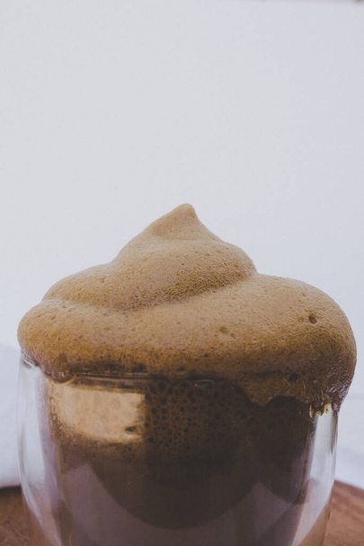 Café en mousse marron en fond blanc - Photo, image