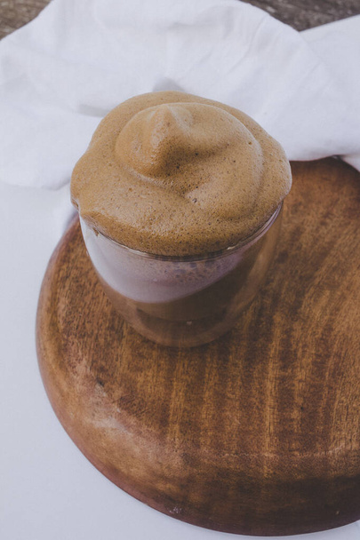 café de espuma marrón en fondo blanco - Foto, imagen
