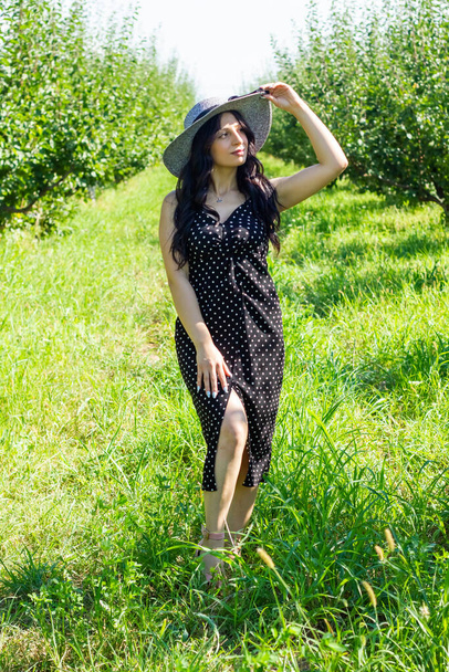 giovane donna con un cappello di paglia in giardino - Foto, immagini