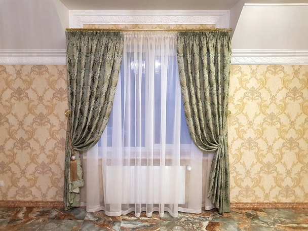 cortinas y tul en el interior de la habitación - Foto, imagen