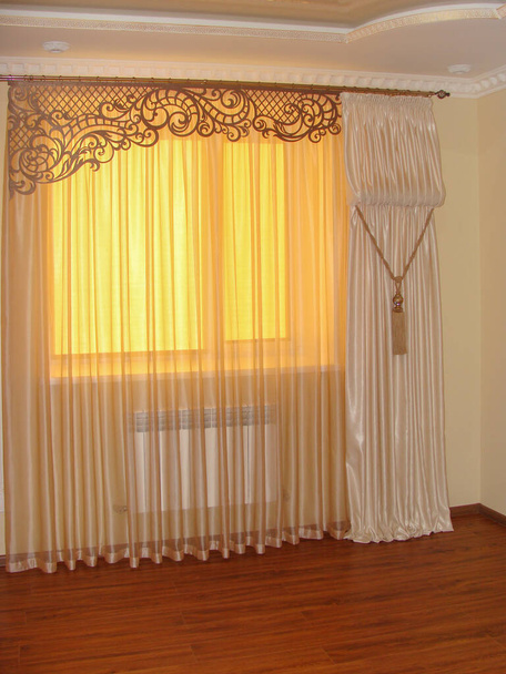 cortinas y tul en el interior de la habitación - Foto, imagen