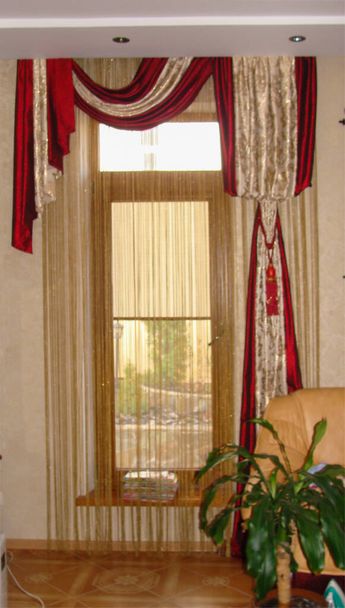 ablak függönyökkel és virágokkal - Fotó, kép