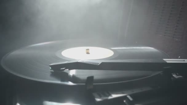 Oude grammofoon met een plaat en rook - Video