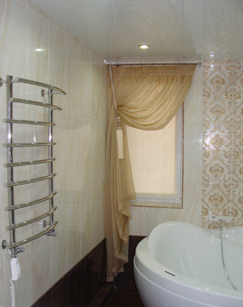 窓付きの浴室のインテリア - 写真・画像