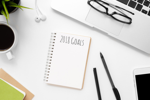 Notebook 2018 Tavoitteet teksti päälle valkoinen toimisto pöytä  - Valokuva, kuva