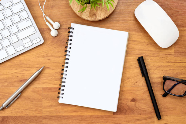 notebook em branco está no topo da mesa de escritório de madeira com suprimentos
 - Foto, Imagem