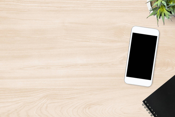 Kancelářský stůl ze dřeva s chytrým telefonem s prázdnou obrazovkou a - Fotografie, Obrázek
