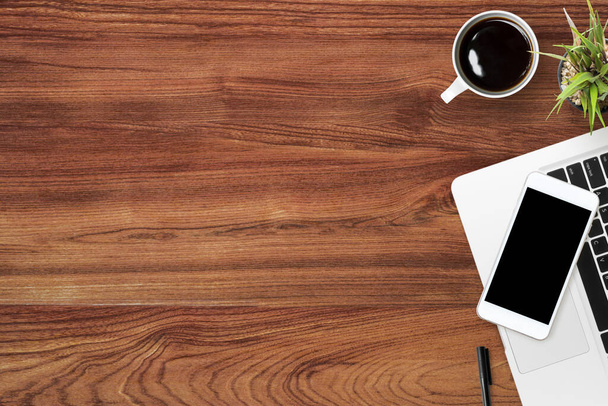 Tavolo da ufficio in legno con smartphone, laptop e forniture. Inizio pagina - Foto, immagini