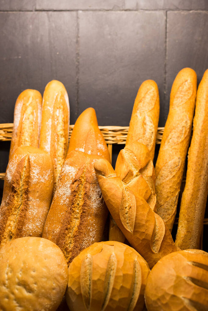 Diferentes tipos de panes en una panadería - Foto, Imagen