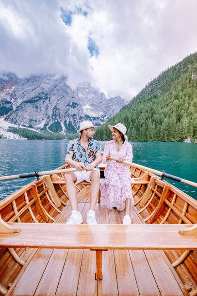 Paar besucht den berühmten Pragser See, Pragser Wildsee in Südtirol, Schöner See in den italienischen Alpen, Pragser See - Foto, Bild