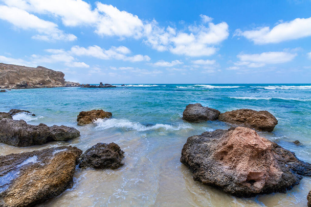Bela vista da costa do mar Mediterrâneo. Pedras e pedras. Israel. - Foto, Imagem