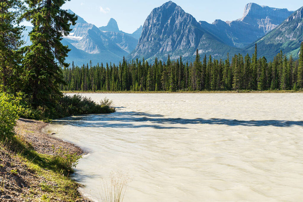 Přírodní scenérie s Talbotským jezerem a malebnými horami, Alberta, Kanada - Fotografie, Obrázek