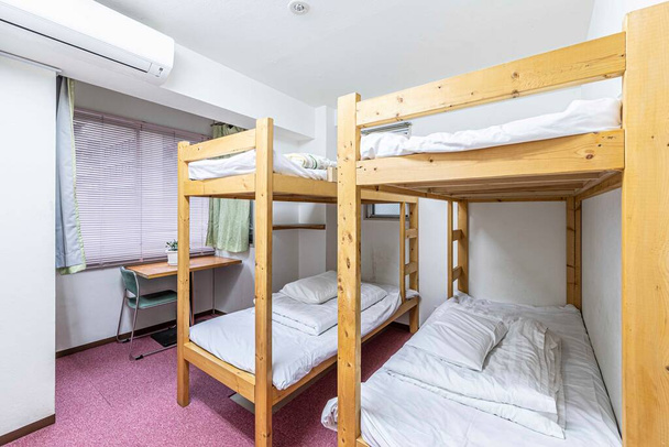 Δύο κουκέτες κρεβάτι και στρώμα στον ξενώνα - Φωτογραφία, εικόνα