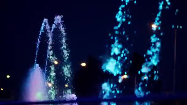 Фонтан ночной улицы с цветовым освещением, движение камеры - Кадры, видео
