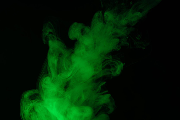 Grüner Dampf auf schwarzem Hintergrund. Kopierraum. - Foto, Bild