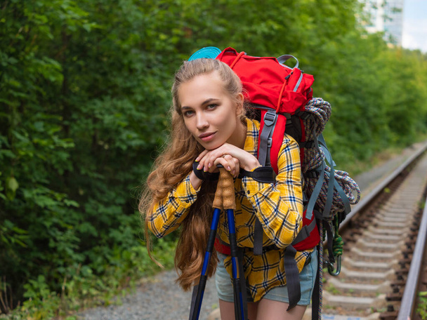Retrato de uma mulher caminhante em uma ferrovia em uma floresta
. - Foto, Imagem