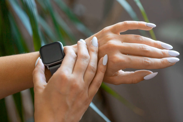 Weibliche Hände mit Smartwatch. Nahaufnahme. - Foto, Bild