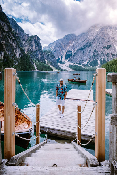 srác látogasson el a híres tó Lago Di Braies Olaszország, Pragser Wildsee Dél-Tirol, Gyönyörű tó az olasz Alpokban, Lago di Braies - Fotó, kép