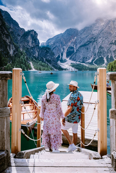 koppel bezoek het beroemde meer Lago Di Braies Italië, Pragser Wildsee in Zuid-Tirol, Mooi meer in de Italiaanse Alpen, Lago di Braies - Foto, afbeelding