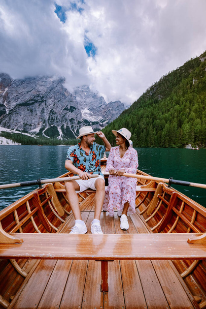koppel bezoek het beroemde meer Lago Di Braies Italië, Pragser Wildsee in Zuid-Tirol, Mooi meer in de Italiaanse Alpen, Lago di Braies - Foto, afbeelding