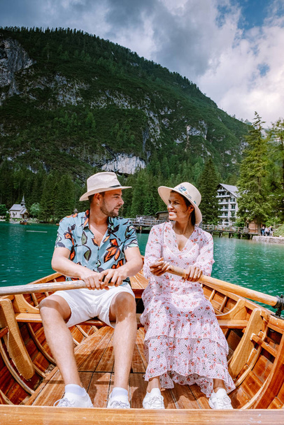 ζευγάρι επισκεφθείτε τη διάσημη λίμνη Lago Di Braies Ιταλία, Pragser Wildsee στο Νότιο Τιρόλο, Όμορφη λίμνη στις ιταλικές Άλπεις, Lago di Braies - Φωτογραφία, εικόνα