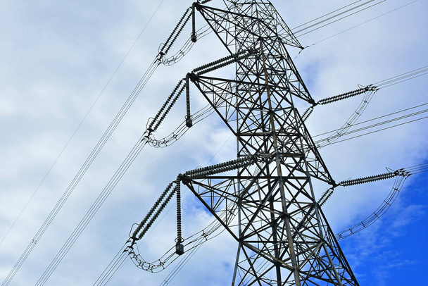 Magas magas elektromos torony és elektromos vezetékek Rizalban, Fülöp-szigeteken - Fotó, kép