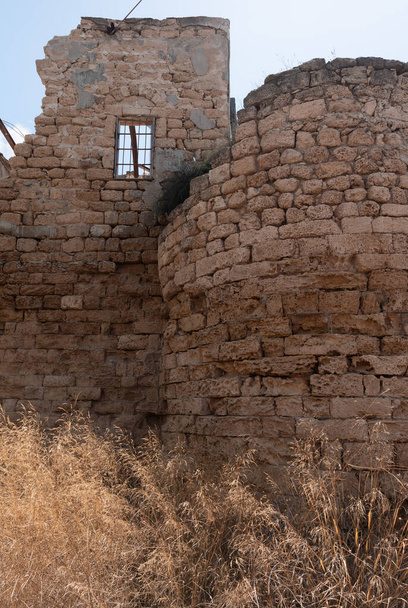 Απομεινάρια από τα παλιά ερείπια του φρουρίου Κάφαρλετ. Ήταν ιδιοκτησία των Λόρδων της Καισάρειας, στη συνέχεια έγινε ιδιοκτησία των νοσοκομείων. Συνελήφθη από τον Μπέιμπαρ το 1291. Κοντά στην πόλη Άτλιτ στο βόρειο Ισραήλ - Φωτογραφία, εικόνα