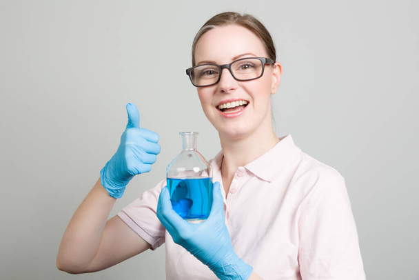 scienziata donna con una provetta contenente un coloratissimo su liuid - Foto, immagini