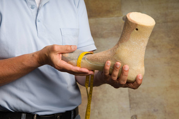 Detailní záběr rukou ortopedického ševce ovládajícího indického - Fotografie, Obrázek