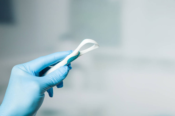 Zahnarzthand in blauen Handschuhen mit zahnärztlichen Instrumenten  - Foto, Bild