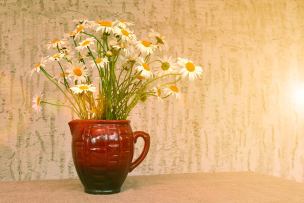 粘土の花瓶に美しいカモミールの花束。夏の花束 - 写真・画像