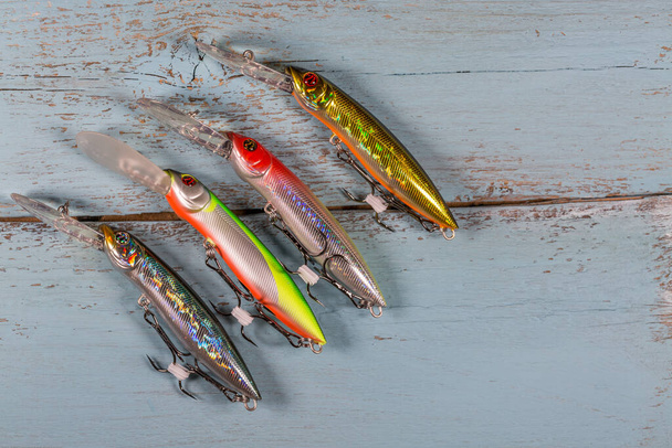 Señuelos de pesca de colores en el fondo de madera - Foto, imagen