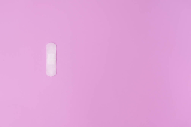 Um equipamento médico gesso adesivo isolado em fundo violeta - Foto, Imagem