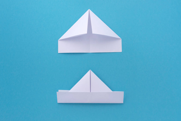procedura di assemblaggio per una nave di carta bianca. Origami. Creatura. - Foto, immagini