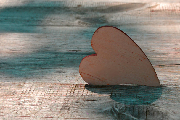 Corazón decorativo de madera. El concepto de amor, relaciones y amistad - Foto, Imagen