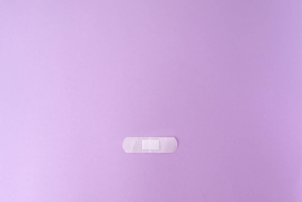 Un equipo médico - yeso adhesivo aislado sobre fondo violeta - Foto, imagen