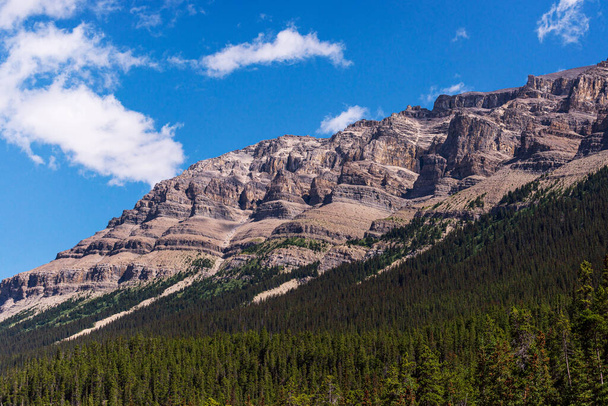 hermoso paisaje con montañas escénicas en el parque nacional de jaspe, alberta, canada - Foto, Imagen