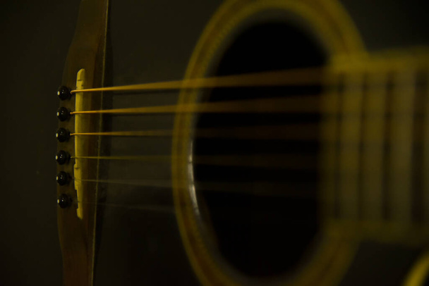старая гитара близко. фотография гитары под другим углом - Фото, изображение