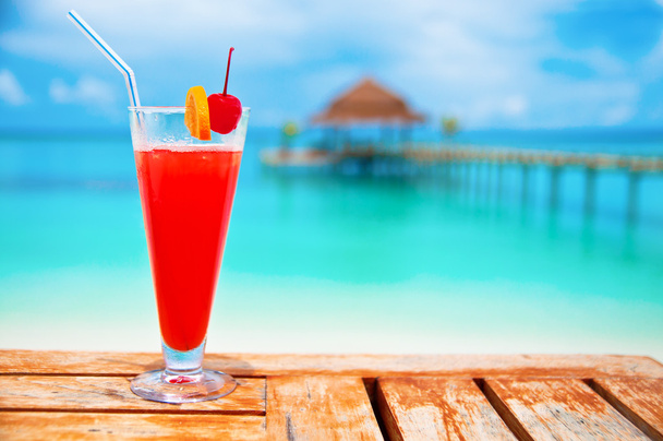 ビーチに赤い飲み物 - 写真・画像