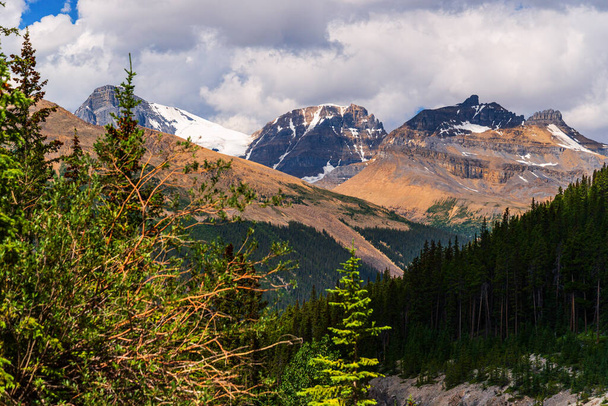 bellissimo paesaggio con montagne panoramiche nel parco nazionale del diaspro, alberta, Canada - Foto, immagini