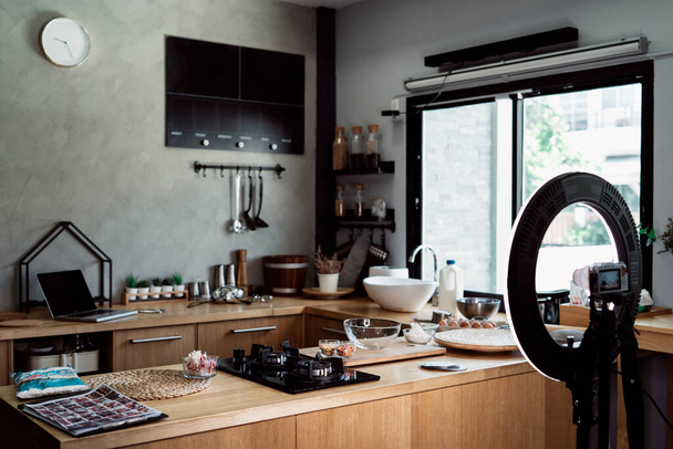 Escena de cocina en panadería con cámara y luz de trípode. - Foto, Imagen