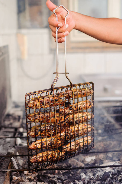 Chef grillt Fisch in offener Küche - Foto, Bild