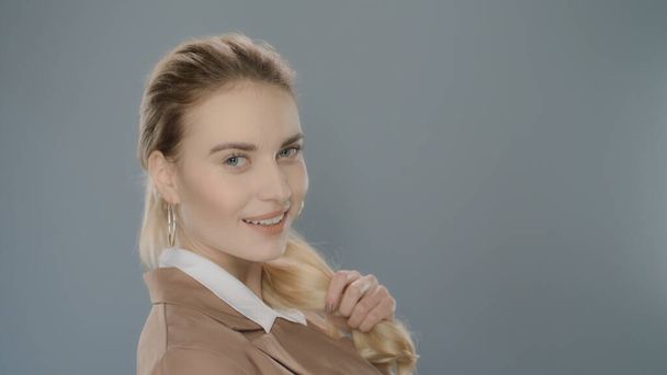 Retrato sonriente de mujer de negocios en el estudio. Vista de perfil de la mujer sonriente - Foto, imagen