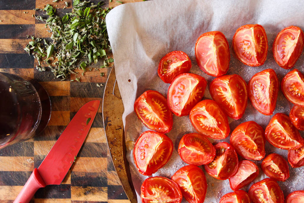 Pomodori fatti in casa arrosto al forno, con erbe fresche e aceto di vino rosso a portata di mano. - Foto, immagini