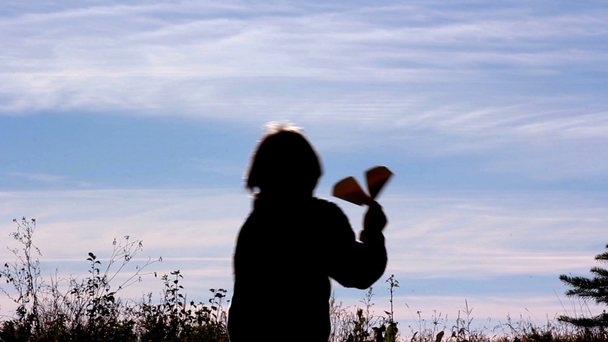 Junge mit Papierflugzeug, kleiner Pilot - Filmmaterial, Video